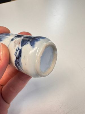 Two Chinese blue, white and copper-red snuff bottles with figural design — 照片 20
