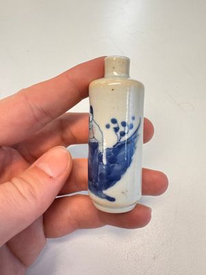 Two Chinese blue, white and copper-red snuff bottles with figural design — 照片 2
