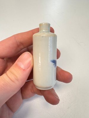 Two Chinese blue, white and copper-red snuff bottles with figural design — 照片 4