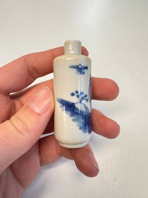Two Chinese blue, white and copper-red snuff bottles with figural design — 照片 5