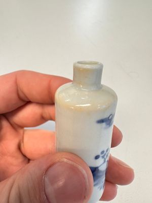 Two Chinese blue, white and copper-red snuff bottles with figural design — 照片 7