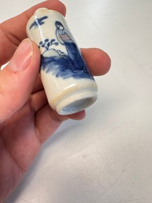 Two Chinese blue, white and copper-red snuff bottles with figural design — 照片 8