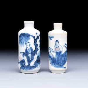 Two Chinese blue, white and copper-red snuff bottles with figural design — 照片 1