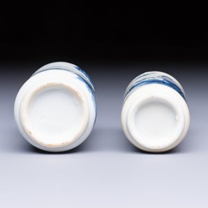Two Chinese blue, white and copper-red snuff bottles with figural design — 照片 6
