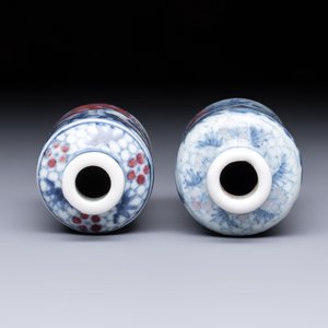 Two Chinese blue, white and copper-red snuff bottles with narrative design — photo 5