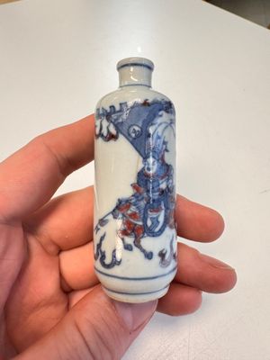 Two Chinese blue, white and copper-red snuff bottles with narrative design — 照片 1