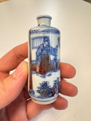 Two Chinese blue, white and copper-red snuff bottles with narrative design — 照片 10