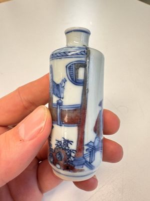 Two Chinese blue, white and copper-red snuff bottles with narrative design — 照片 11