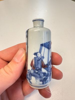 Two Chinese blue, white and copper-red snuff bottles with narrative design — 照片 12