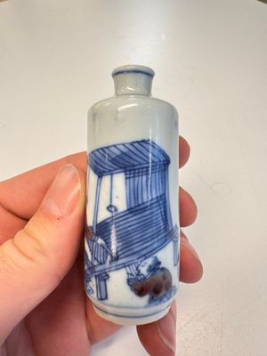 Two Chinese blue, white and copper-red snuff bottles with narrative design — 照片 13