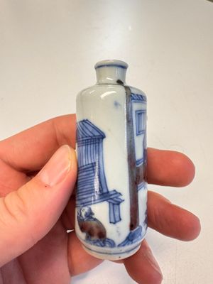 Two Chinese blue, white and copper-red snuff bottles with narrative design — 照片 14