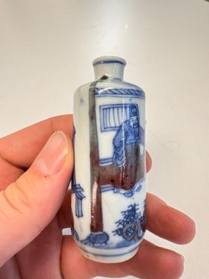 Two Chinese blue, white and copper-red snuff bottles with narrative design — 照片 15