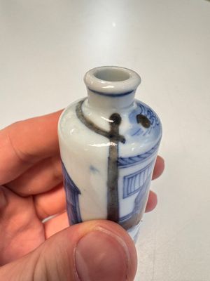 Two Chinese blue, white and copper-red snuff bottles with narrative design — 照片 16