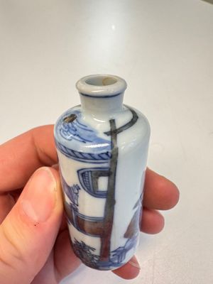 Two Chinese blue, white and copper-red snuff bottles with narrative design — 照片 17
