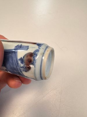 Two Chinese blue, white and copper-red snuff bottles with narrative design — 照片 19