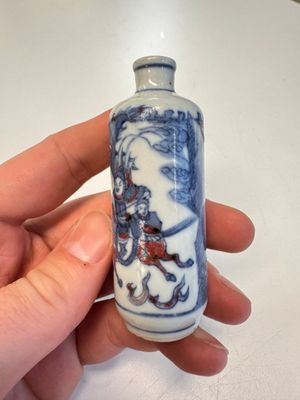 Two Chinese blue, white and copper-red snuff bottles with narrative design — 照片 2