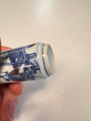 Two Chinese blue, white and copper-red snuff bottles with narrative design — 照片 20