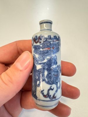 Two Chinese blue, white and copper-red snuff bottles with narrative design — 照片 3