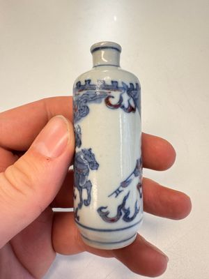 Two Chinese blue, white and copper-red snuff bottles with narrative design — 照片 4