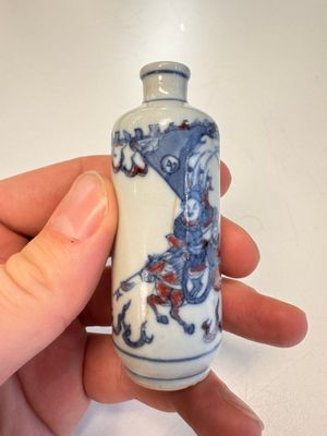 Two Chinese blue, white and copper-red snuff bottles with narrative design — 照片 5