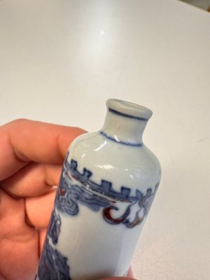 Two Chinese blue, white and copper-red snuff bottles with narrative design — 照片 6