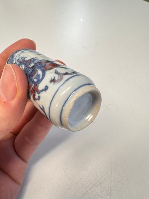 Two Chinese blue, white and copper-red snuff bottles with narrative design — 照片 9