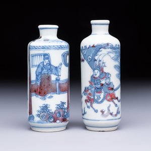 Two Chinese blue, white and copper-red snuff bottles with narrative design — 照片 1