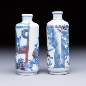 Two Chinese blue, white and copper-red snuff bottles with narrative design — 照片 2