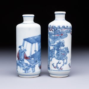 Two Chinese blue, white and copper-red snuff bottles with narrative design — 照片 3