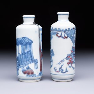Two Chinese blue, white and copper-red snuff bottles with narrative design — 照片 4