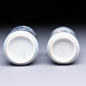 Two Chinese blue, white and copper-red snuff bottles with narrative design — 照片 6