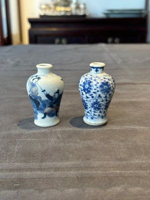 Two Chinese blue, white and copper-red snuff bottles, Yongzheng mark, 18/19th C. — foto 1
