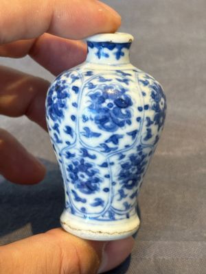 Two Chinese blue, white and copper-red snuff bottles, Yongzheng mark, 18/19th C. — foto 11