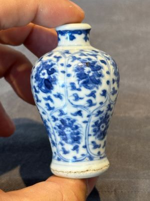 Two Chinese blue, white and copper-red snuff bottles, Yongzheng mark, 18/19th C. — foto 12