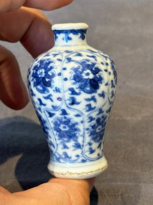Two Chinese blue, white and copper-red snuff bottles, Yongzheng mark, 18/19th C. — foto 13