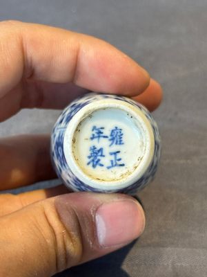 Two Chinese blue, white and copper-red snuff bottles, Yongzheng mark, 18/19th C. — foto 16