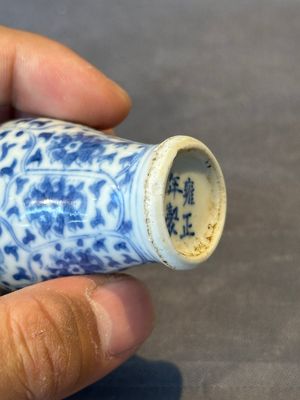 Two Chinese blue, white and copper-red snuff bottles, Yongzheng mark, 18/19th C. — foto 17