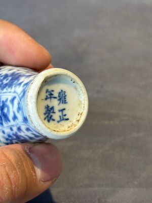 Two Chinese blue, white and copper-red snuff bottles, Yongzheng mark, 18/19th C. — foto 18