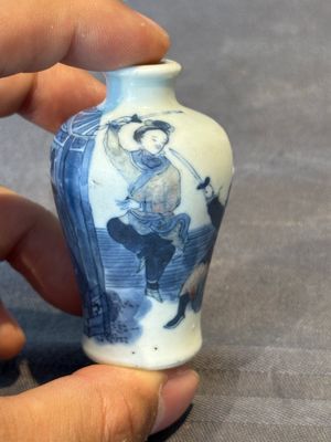 Two Chinese blue, white and copper-red snuff bottles, Yongzheng mark, 18/19th C. — foto 2