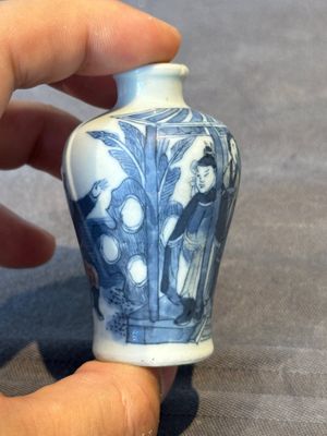 Two Chinese blue, white and copper-red snuff bottles, Yongzheng mark, 18/19th C. — foto 4