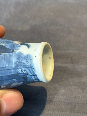 Two Chinese blue, white and copper-red snuff bottles, Yongzheng mark, 18/19th C. — foto 9