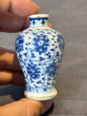 Two Chinese blue, white and copper-red snuff bottles, Yongzheng mark, 18/19th C. — foto 10