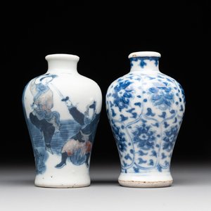 Two Chinese blue, white and copper-red snuff bottles, Yongzheng mark, 18/19th C. — foto 1