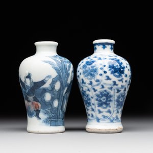Two Chinese blue, white and copper-red snuff bottles, Yongzheng mark, 18/19th C. — foto 2