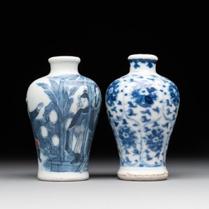 Two Chinese blue, white and copper-red snuff bottles, Yongzheng mark, 18/19th C. — foto 3