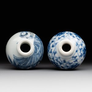 Two Chinese blue, white and copper-red snuff bottles, Yongzheng mark, 18/19th C. — foto 5