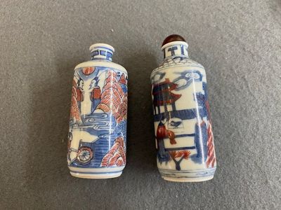 Two Chinese blue, white and copper-red snuff bottles, Yongzheng mark, 19th C. — 照片 1