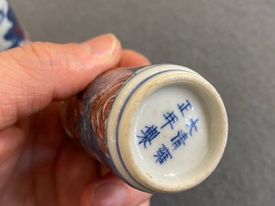 Two Chinese blue, white and copper-red snuff bottles, Yongzheng mark, 19th C. — 照片 8
