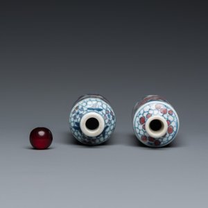 Two Chinese blue, white and copper-red snuff bottles, Yongzheng mark, 19th C. — 照片 5