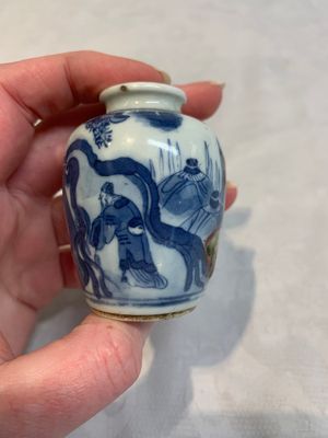 Two Chinese blue, white and copper-red snuff bottles, Yongzheng marks, 19th C. — photo 11
